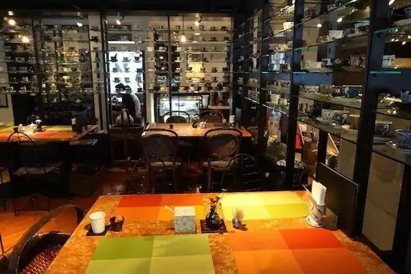 Cafe with huge choice of cups