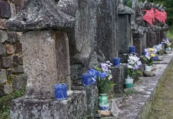 The dead take their pottery to the grave