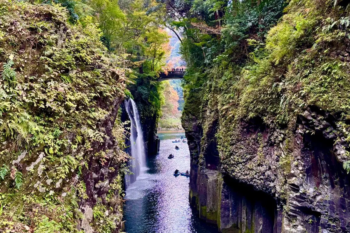 Traditional crystal-growing huts, a suspension-bridge viewpoint, a riverside cave shrine, and a sacred dance at a 1,900-year-old shrine.