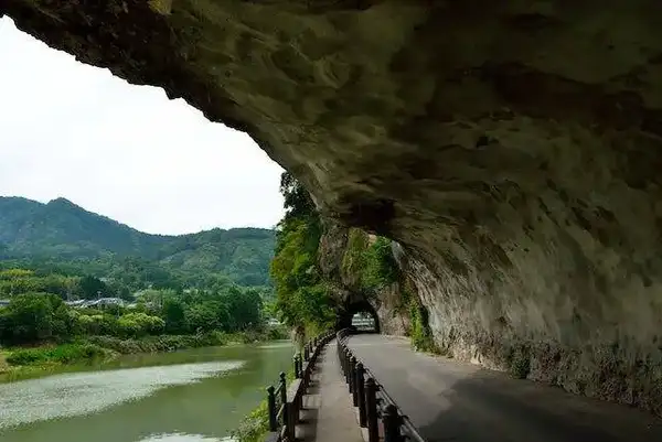 Tunnel dug by hand: photo thanks to JNTO