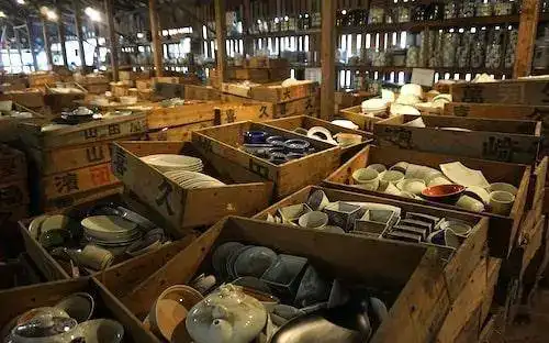 Pottery bargain hunting in Arita