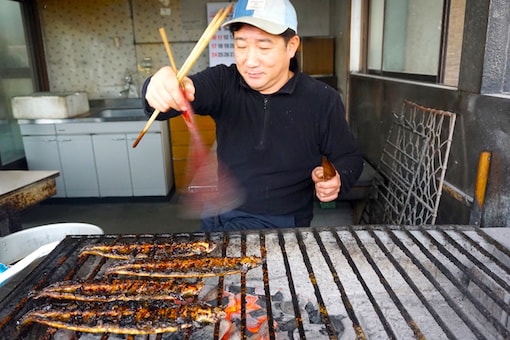 man-grilling-eel-japan